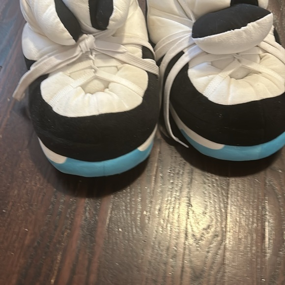 Banned good slippers - Picture 3 of 3